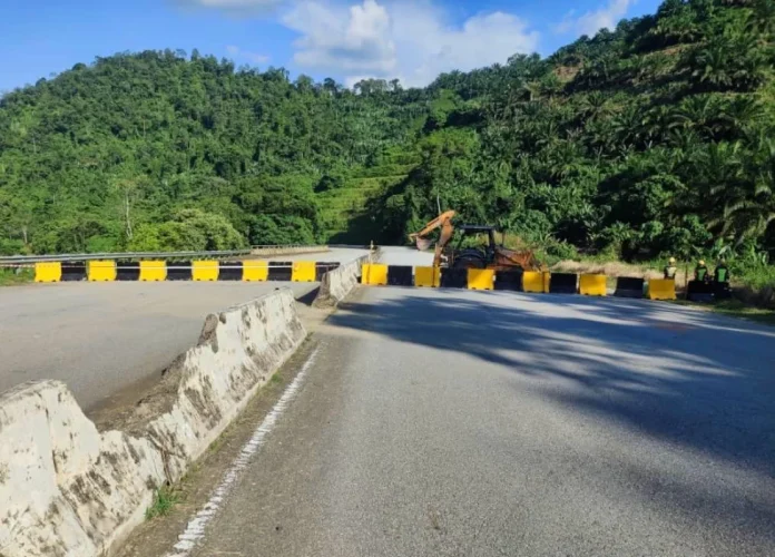 Concrete_barriers_block_Gua_Musang-Lojing_road_after_landslide