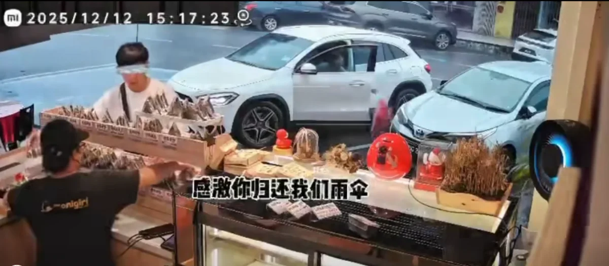 Customer in mercedes scolds johor restaurant staff, throws borrowed umbrella on ground Customer in mercedes scolds johor restaurant staff, throws borrowed umbrella on ground