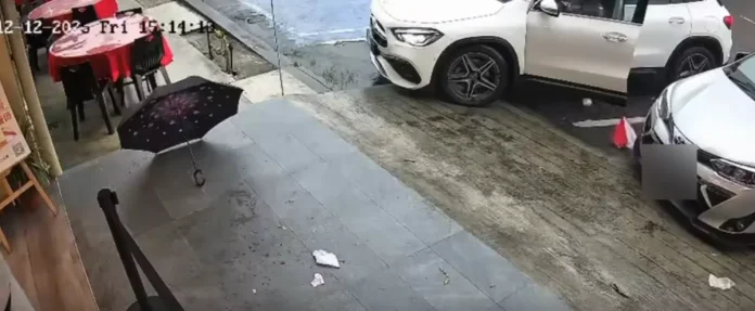 Customer_in_Mercedes_scolds_Johor_restaurant_staff__throws_borrowed_umbrella_on_ground Customer in Mercedes scolds Johor restaurant staff, throws borrowed umbrella on ground