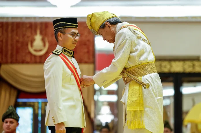Fahmi_Fadzil_receives_Dato__Paduka_Mahkota_Selangor_award