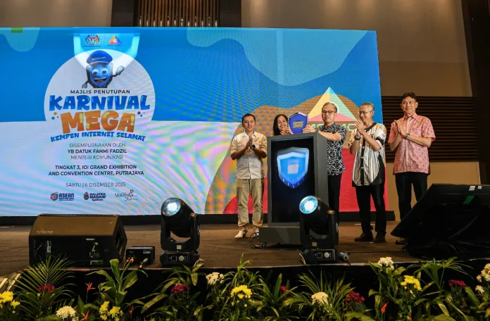 Fahmi_pushes_for_social_media_age_limit_of_16_to_protect_children