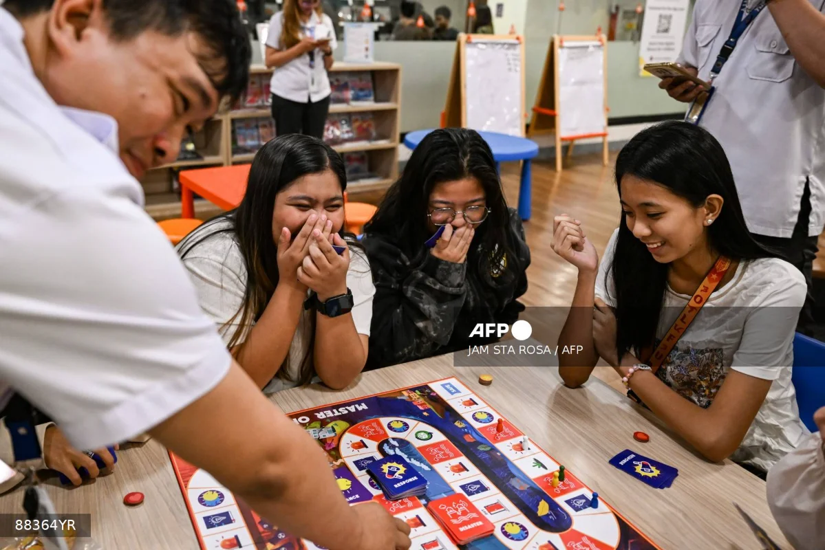 Filipino teens learn disaster readiness through board game, image size:1199x800