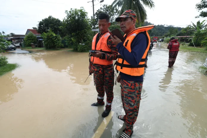 Fire_department_rescues_20_flood_victims_in_Hulu_Langat_village Fire department rescues 20 flood victims in Hulu Langat village