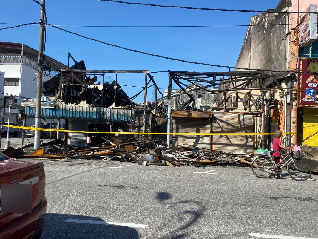 Fire_destroys_54_old_bazaar_units_in_Kampar__no_casualties_reported