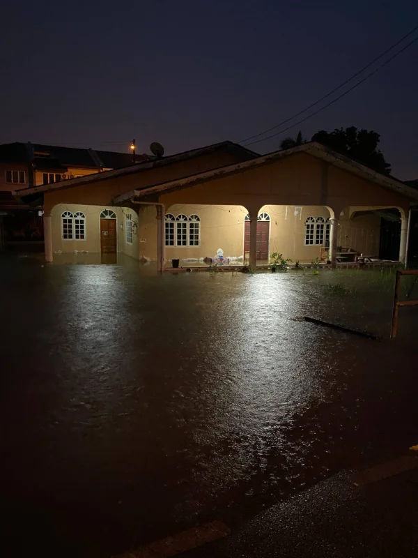 Floods_hit_Kuching_areas_after_heavy_overnight_rain Floods hit Kuching areas after heavy overnight rain