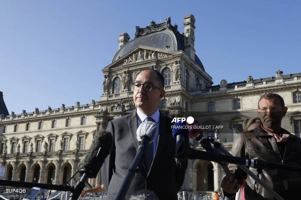 Former Louvre director denies security negligence after $102 million heist