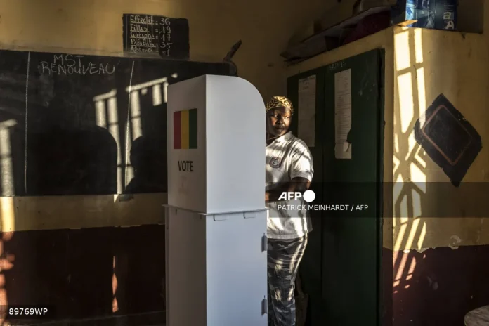 Guinea_junta_chief_leads_in_presidential_vote_after_opposition_barred