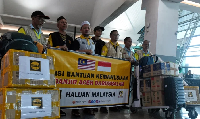 Haluan_Malaysia_hantar_sukarelawan_bantu_mangsa_banjir_lumpur_di_Aceh