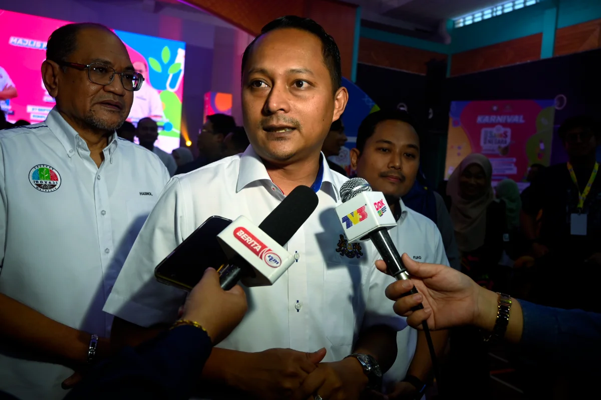 Johor leaders, NGOs file police reports over alleged insult to royalty Johor leaders, NGOs file police reports over alleged insult to royalty
