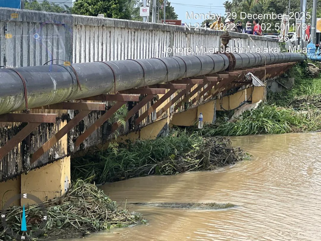 Jambatan_Sungai_Rambai_ditutup_akibat_struktur_tiang_rosak