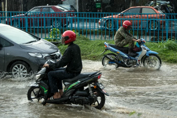Heavy rain triggers flash floods and waterlogging across Kuala Lumpur