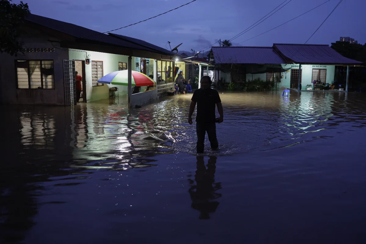 Four men rescued from flooded vehicle in Sarawak amid heavy rains Four men rescued from flooded vehicle in Sarawak amid heavy rains