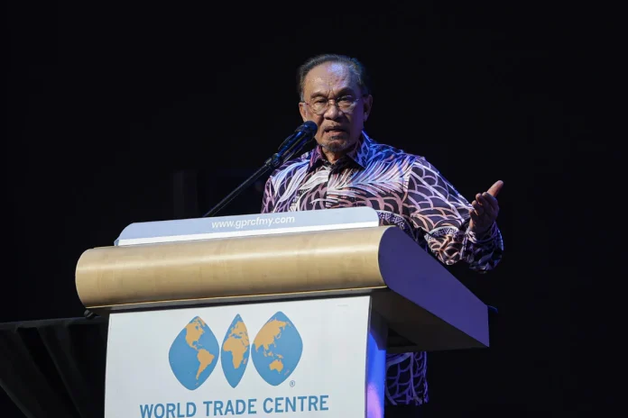 Anwar akui kejayaan Malaysia hasil kerja berpasukan penjawat awam Anwar akui kejayaan Malaysia hasil kerja berpasukan penjawat awam