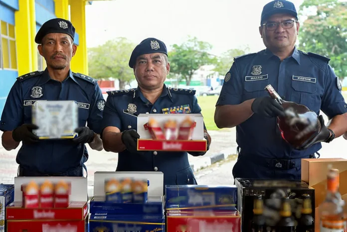 _Kastam Selangor rampas rokok, kenderaan dan minuman keras bernilai RM26 juta Kastam Selangor rampas rokok, kenderaan dan minuman keras bernilai RM26 juta