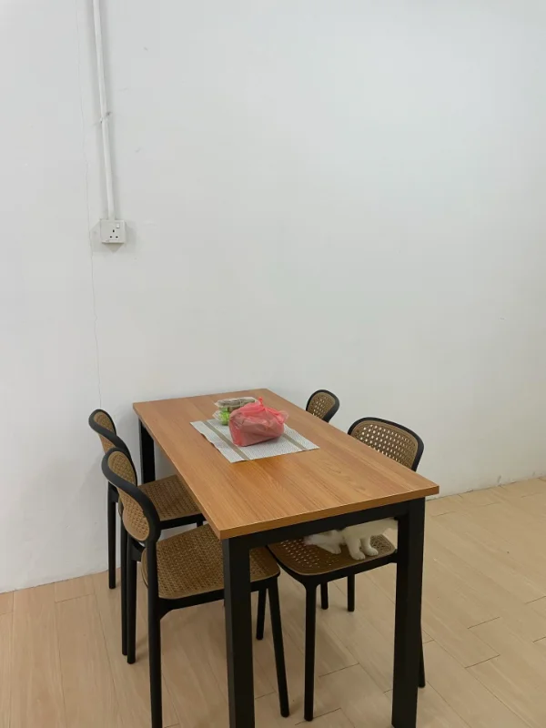 M'sian husband gives wife a dining table as anniversary gift, friend mocks the table