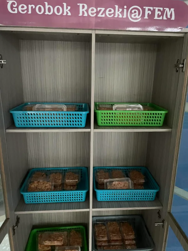 M_sian_university_lecturer_sets_up_free_food_cabinet_for_students M'sian university lecturer sets up free food cabinet for students