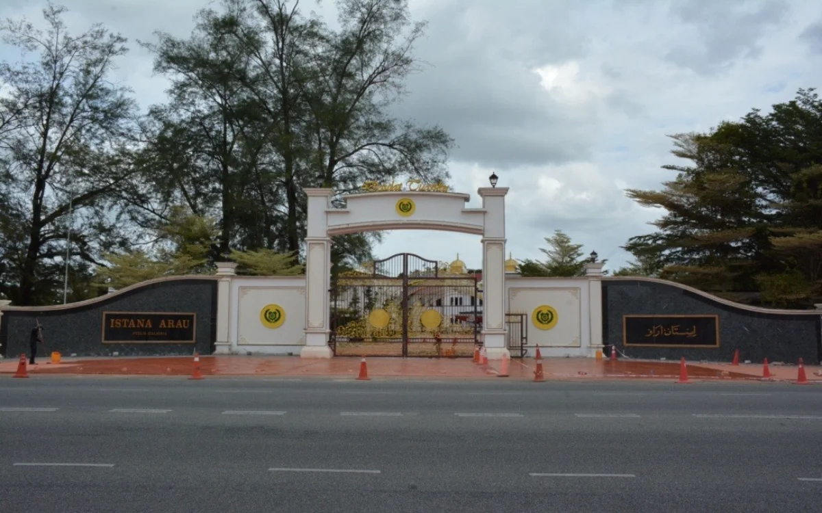 Media gather at Istana Arau for new Perlis MB swearing-in