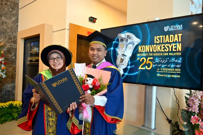 Mother_and_son_graduate_together_with_PhD_and_degree_at_UTHM