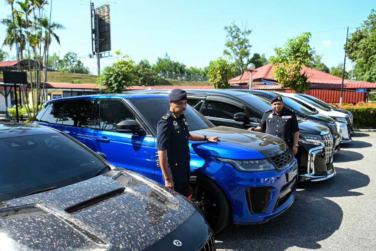 JPJ Negeri Sembilan sita 106 kenderaan mewah bernilai RM21 juta JPJ Negeri Sembilan sita 106 kenderaan mewah bernilai RM21 juta