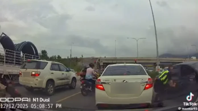 PDRM_officer_rips_off_Bezza_door_to_nab_suspect_in_Sabah__M_sians_impressed_with_strength PDRM officer rips off Bezza door to nab suspect in Sabah, M'sians impressed with strength