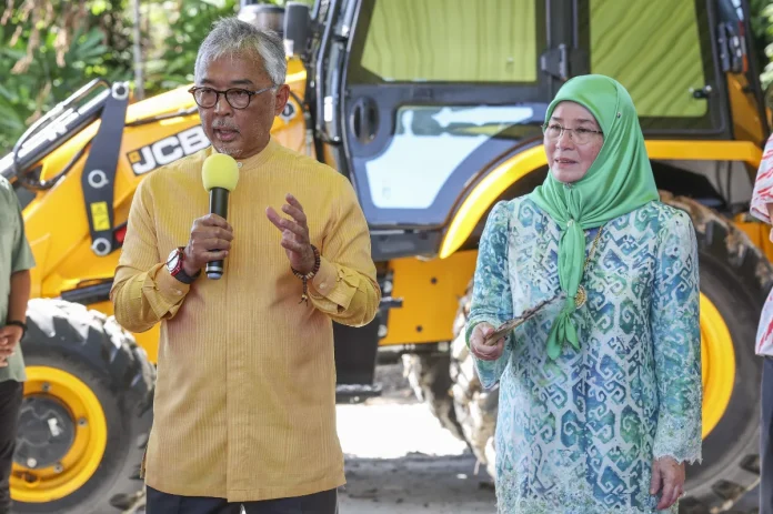 Pahang Sultan, Tengku Ampuan treat Kuantan flood victims to meals cooked by palace chefs Pahang Sultan, Tengku Ampuan treat Kuantan flood victims to meals cooked by palace chefs