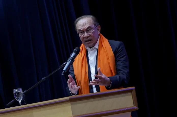 PM_Anwar_gesa_KKR_ambil_tindakan_tegas_terhadap_kontraktor_sambil_lewa