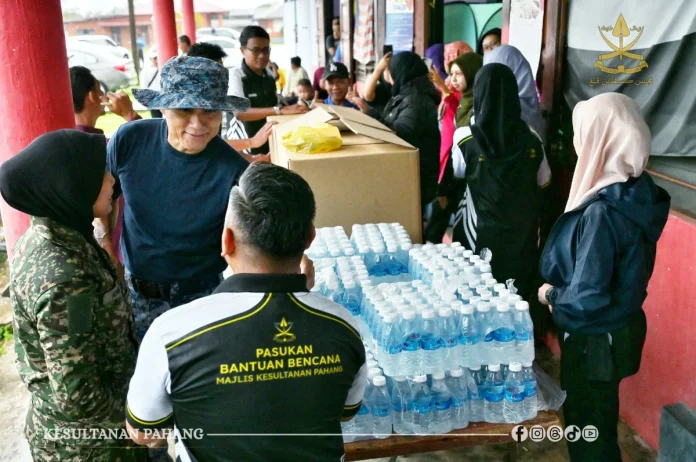 Pahang_Sultan_and_Tengku_Ampuan_provide_food_aid_to_flood_victims