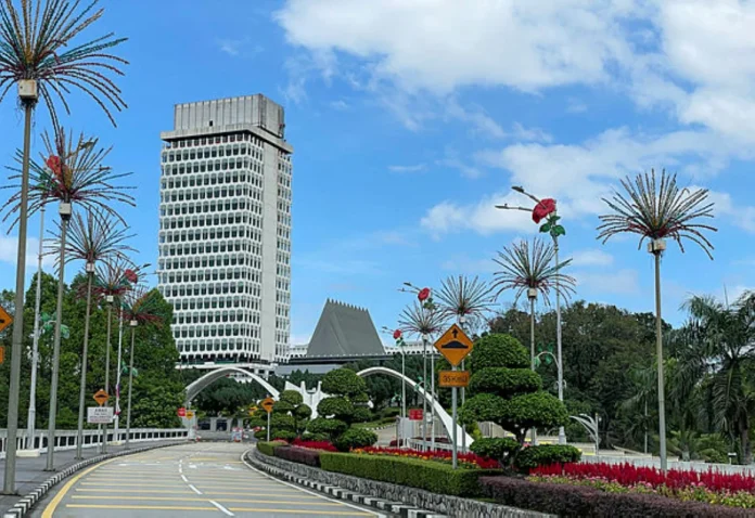 Parliamentary service restored as independent entity after 33 years