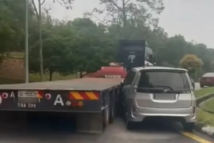 Polis_siasat_treler_langgar_tiga_kenderaan_di_R_R_Ayer_Keroh