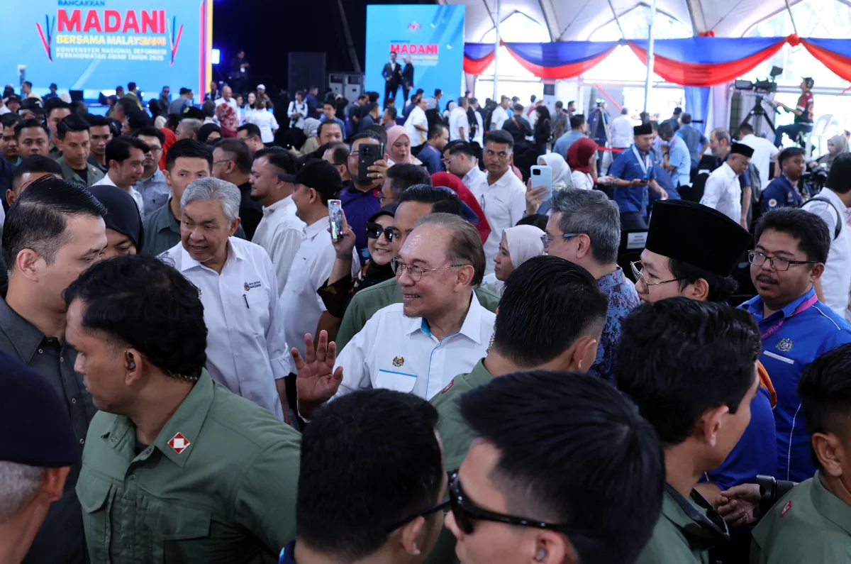 Rahmah_Sale_a_hit_with_visitors_at_Putrajaya_s_Rancakkan_MADANI_programme