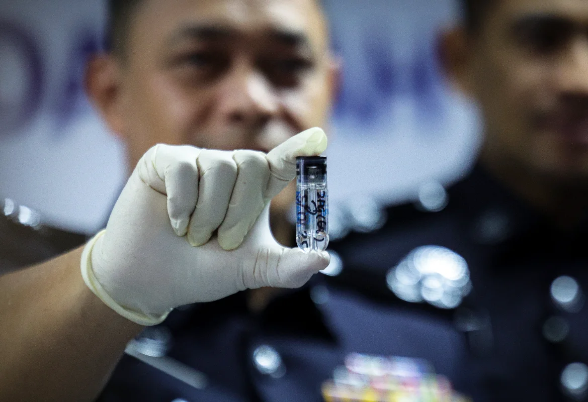 Kuching police arrest drug runner, seize RM586,500 in cannabis liquid Kuching police arrest drug runner, seize RM586,500 in cannabis liquid