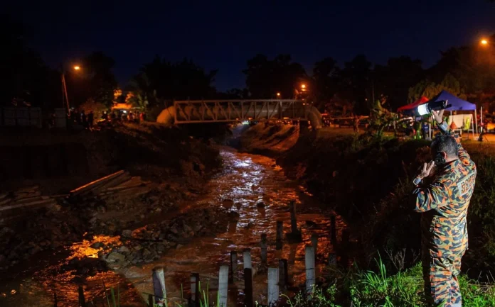 Search_for_missing_teen_swept_into_drain_expands_to_Sungai_Langat