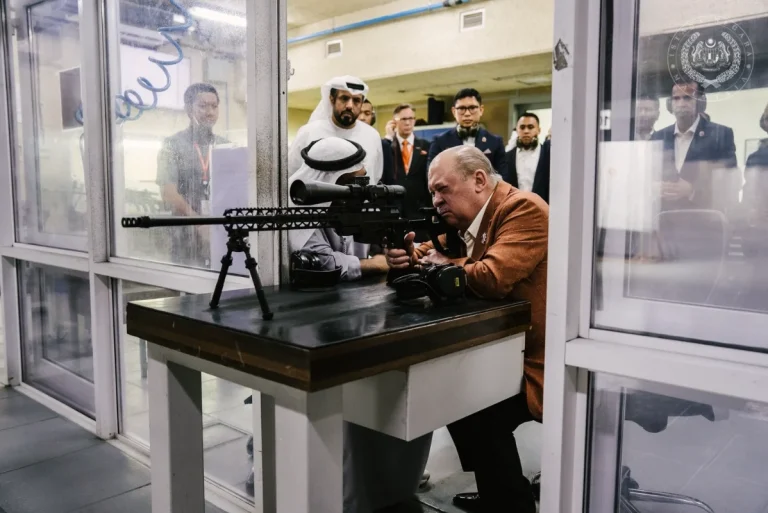 King visits high-tech defence facilities in Abu Dhabi