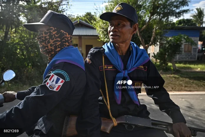 Thai_border_volunteers_guard_villages_amid_Cambodia_artillery_clashes (1)