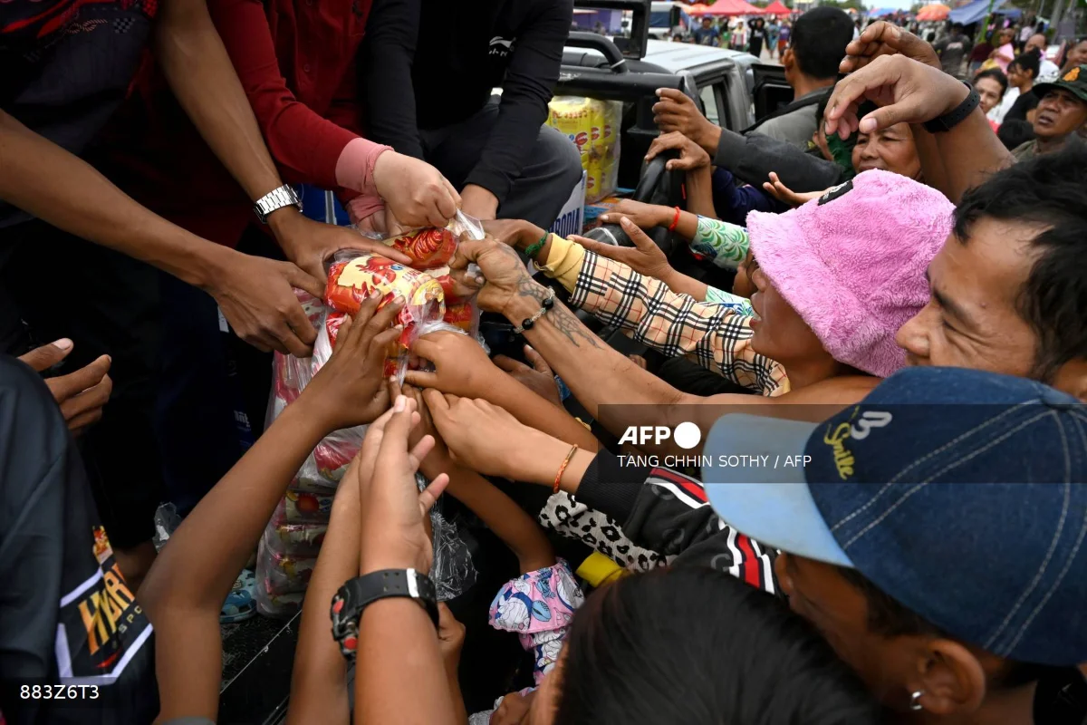 Thai_border_volunteers_guard_villages_amid_Cambodia_artillery_clashes