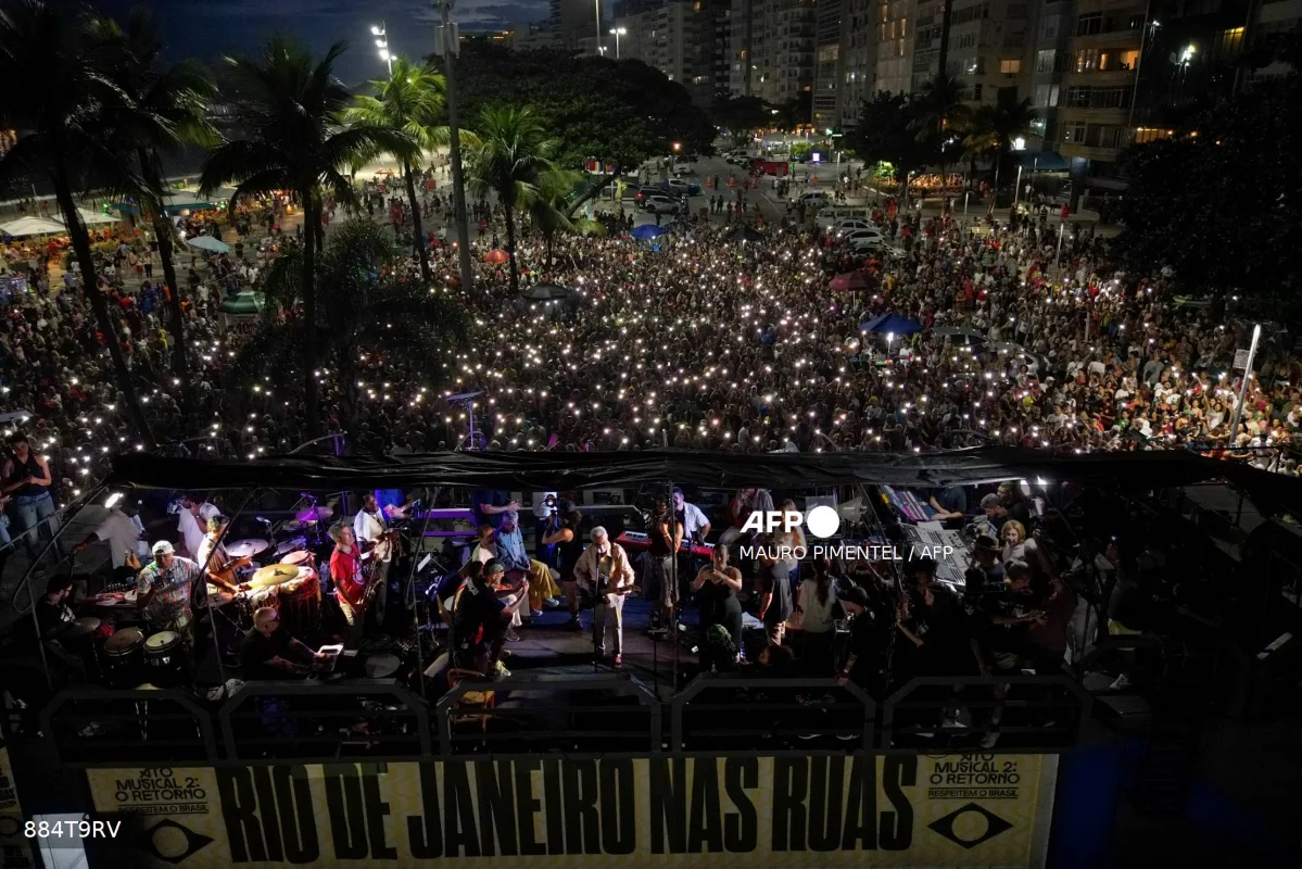 Thousands_protest_across_Brazil_against_bill_to_free_Bolsonaro_early