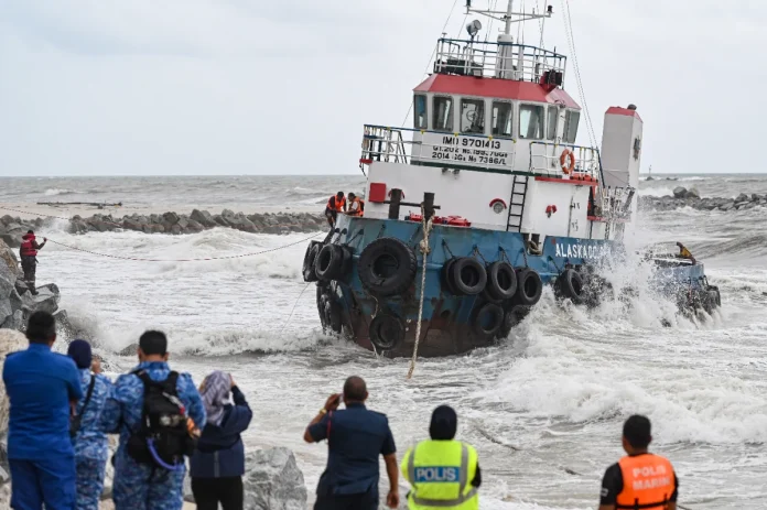 Three_Indonesian_crew_rescued__three_stranded_on_tugboat_in_Terengganu (1)