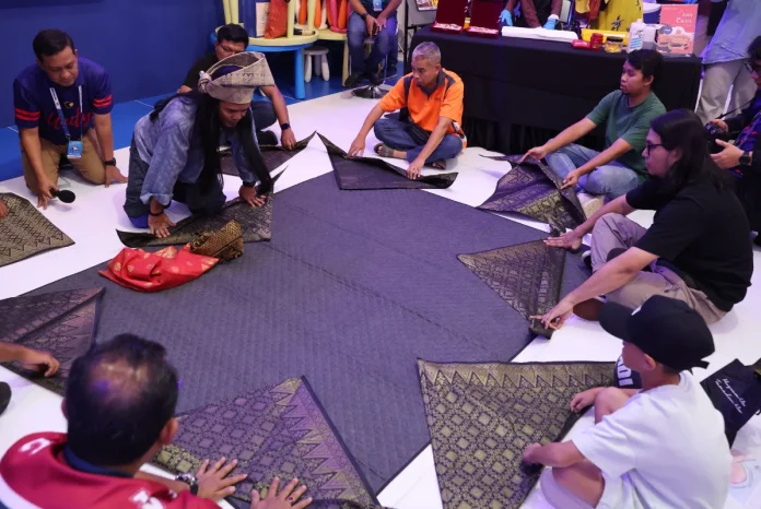 Visitors_experience_traditional_tanjak-making_at_Rancakkan_MADANI_programme