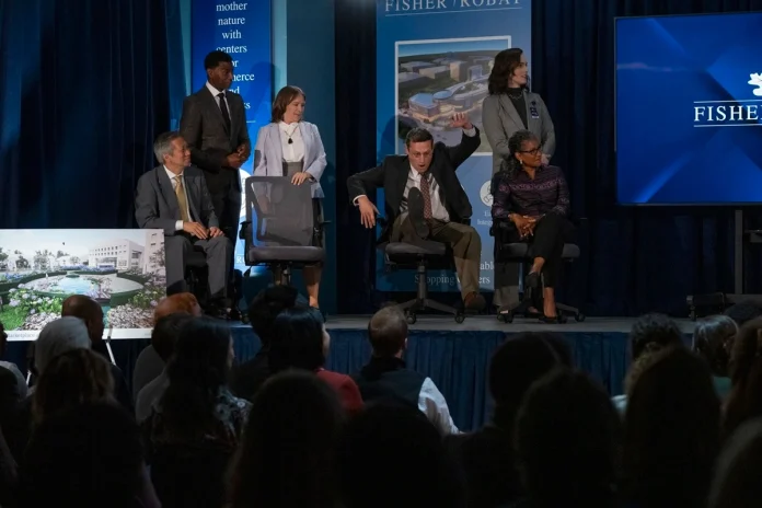 amelia-campbell-tim-robinson-eileen-noonan-zuleyma-guevara Ron’s chair giving out during a major ceremony, thus beginning his descent into madness and conspiracy. – PICS FROM IMDB