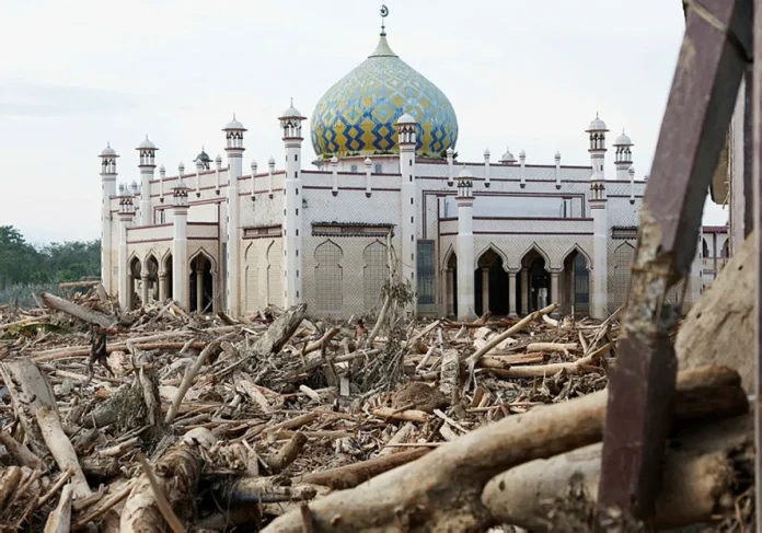 asia-weather-indonesia (1) 'Everything destroyed' as Indonesia's Aceh grapples with disease after floods