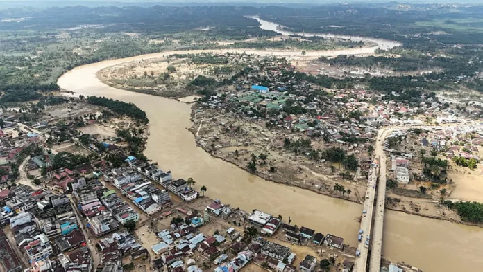 Indonesian military steps up relief efforts for flood-hit Sumatra; death toll above 860