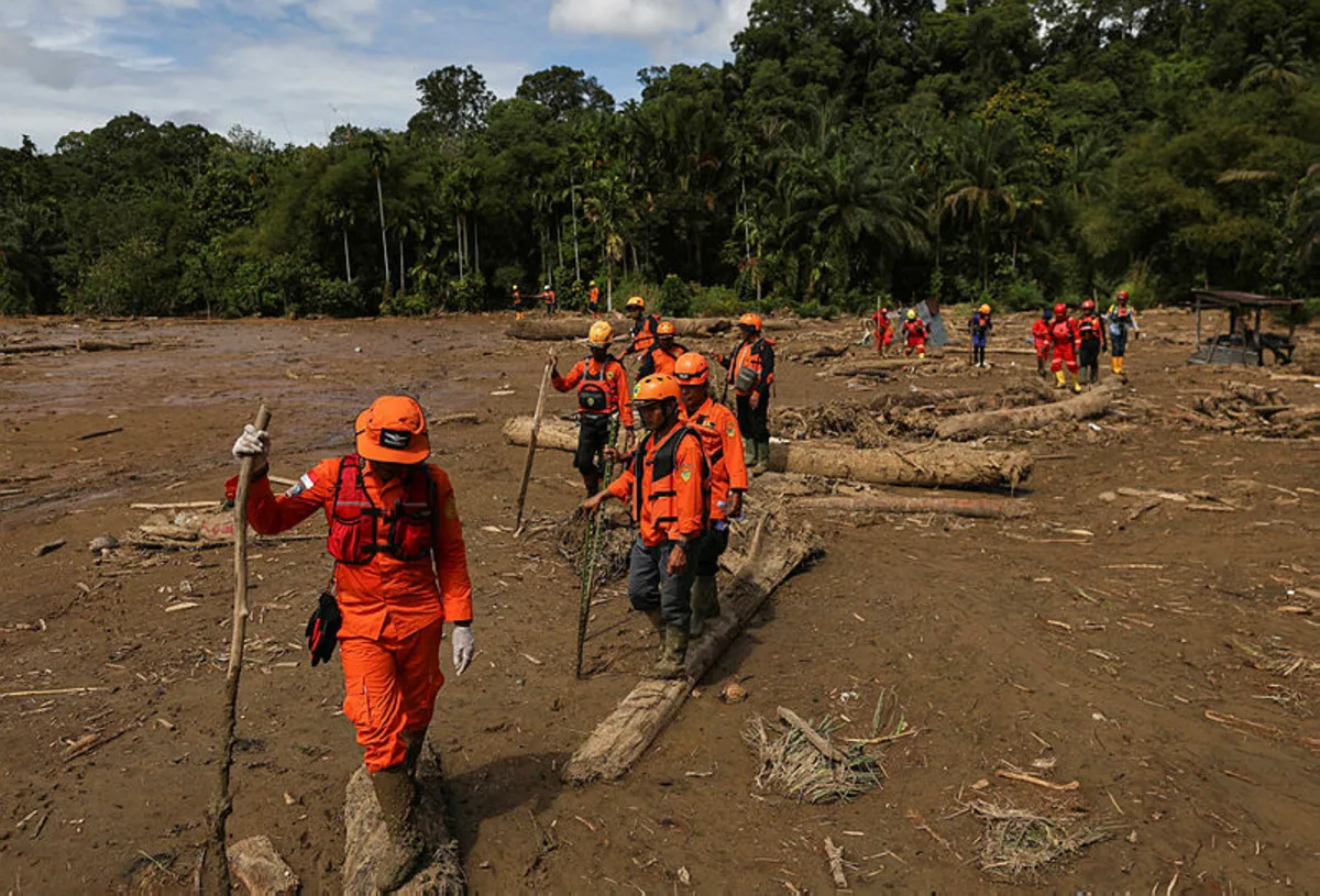 asia-weather-indonesia-sar Deadly Sumatra flooding triggers memories of Indian Ocean tsunami