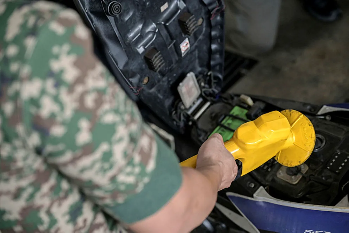 budi-tentera KPDN Sarawak siasat kes petrol RON95 disyaki tercemar di stesen minyak