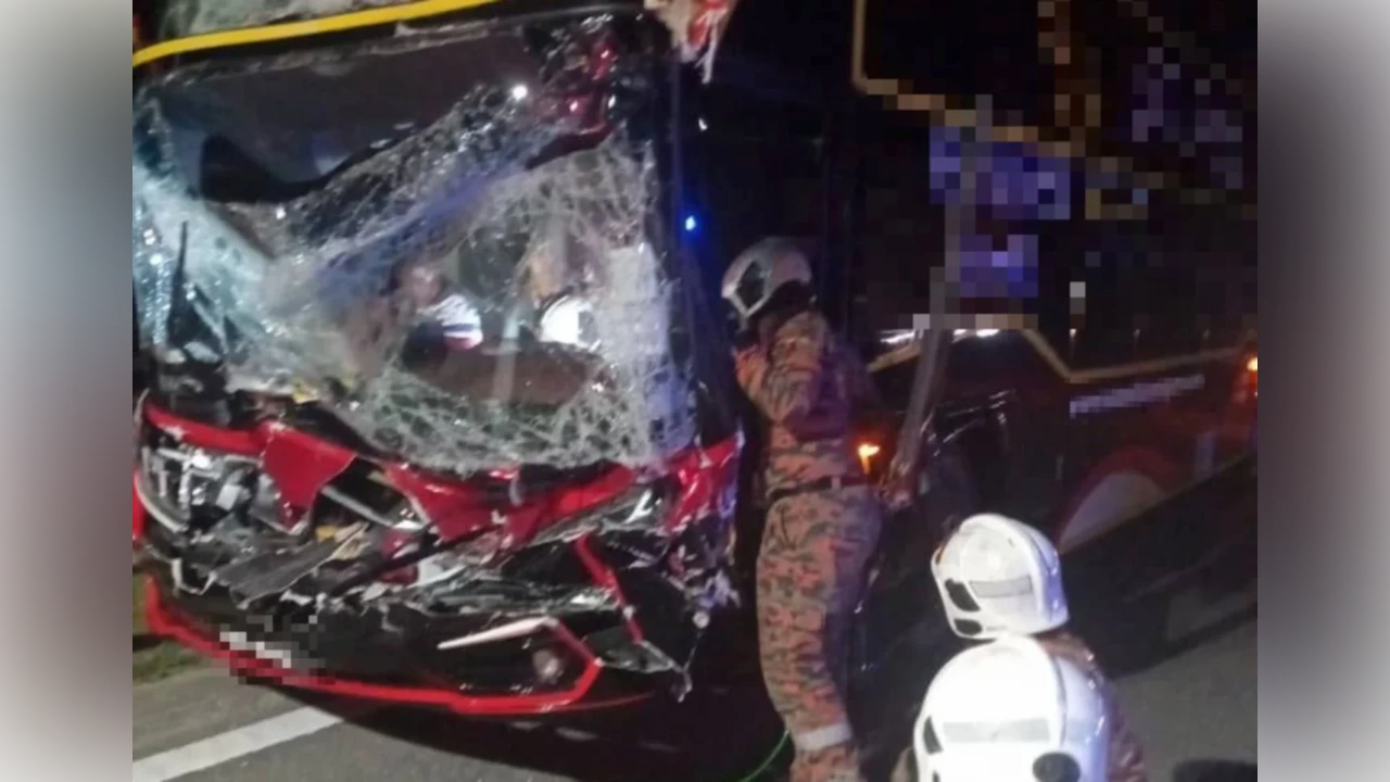 buscrashPLUS Bus crash into lorry