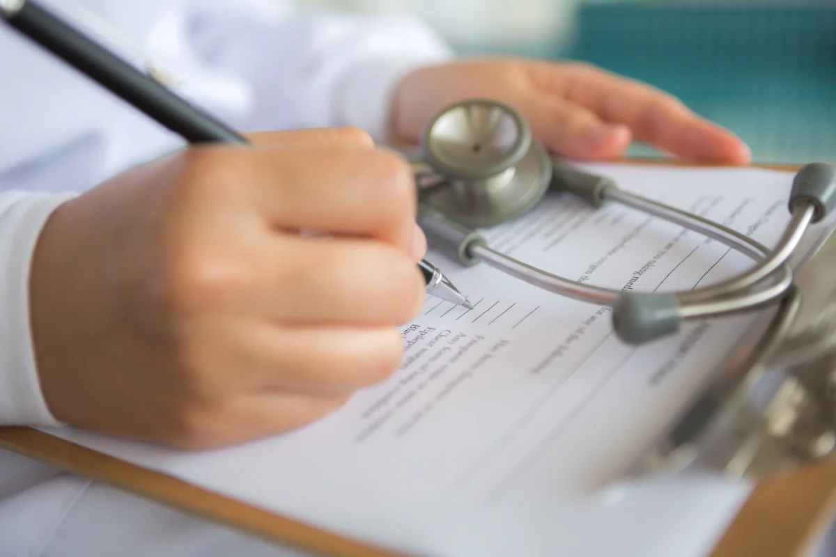 M’sian doctor refuses MC for mum, gets called ‘cruel’ — Netizens divided over ethics and empathy M’sian doctor refuses MC for mum, gets called ‘cruel’ — Netizens divided over ethics and empathy