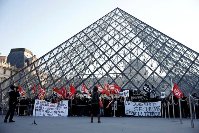 france-louvre-strike Paris Louvre museum will stay closed on Monday due to strike