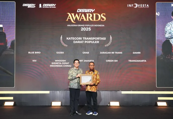 greensm Mr. Deny Tjia, Managing Director of Green SM Indonesia, receives the recognition at the 2025 Disway Awards.