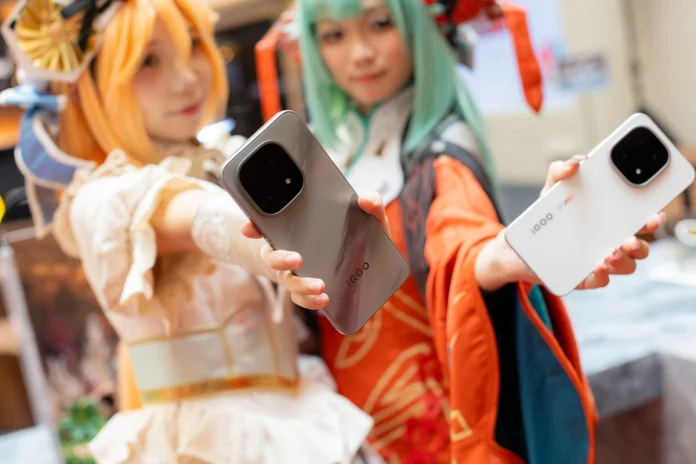 iQOO 15 Launch (14) Cosplayers holding the iQoo 15 Zen (left) and Legend (right).