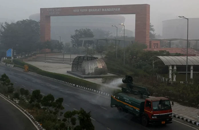 india-pollution (2) Delhi restricts vehicles, office attendance in bid to curb pollution