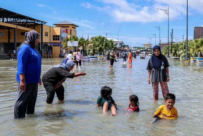 jb13-06122025-air-pasang-t6933b240-m800-x0acb739c Air pasang besar di Pekan Kukup tarikan pengunjung, peniaga sudah lali